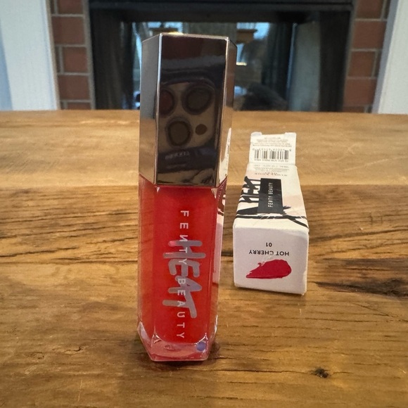 NEW IN BOX Fenty Gloss Bomb Heat Universal Lip Luminizer & Plumper~Hot Cherry - Picture 10 of 13